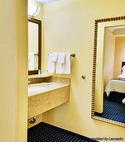Hotel Springhill By Marriott Riverside 3*